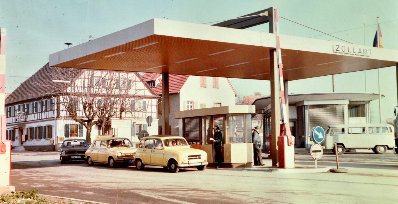 Die neue Fahrbahnüberdachung ist fertig, 1979.