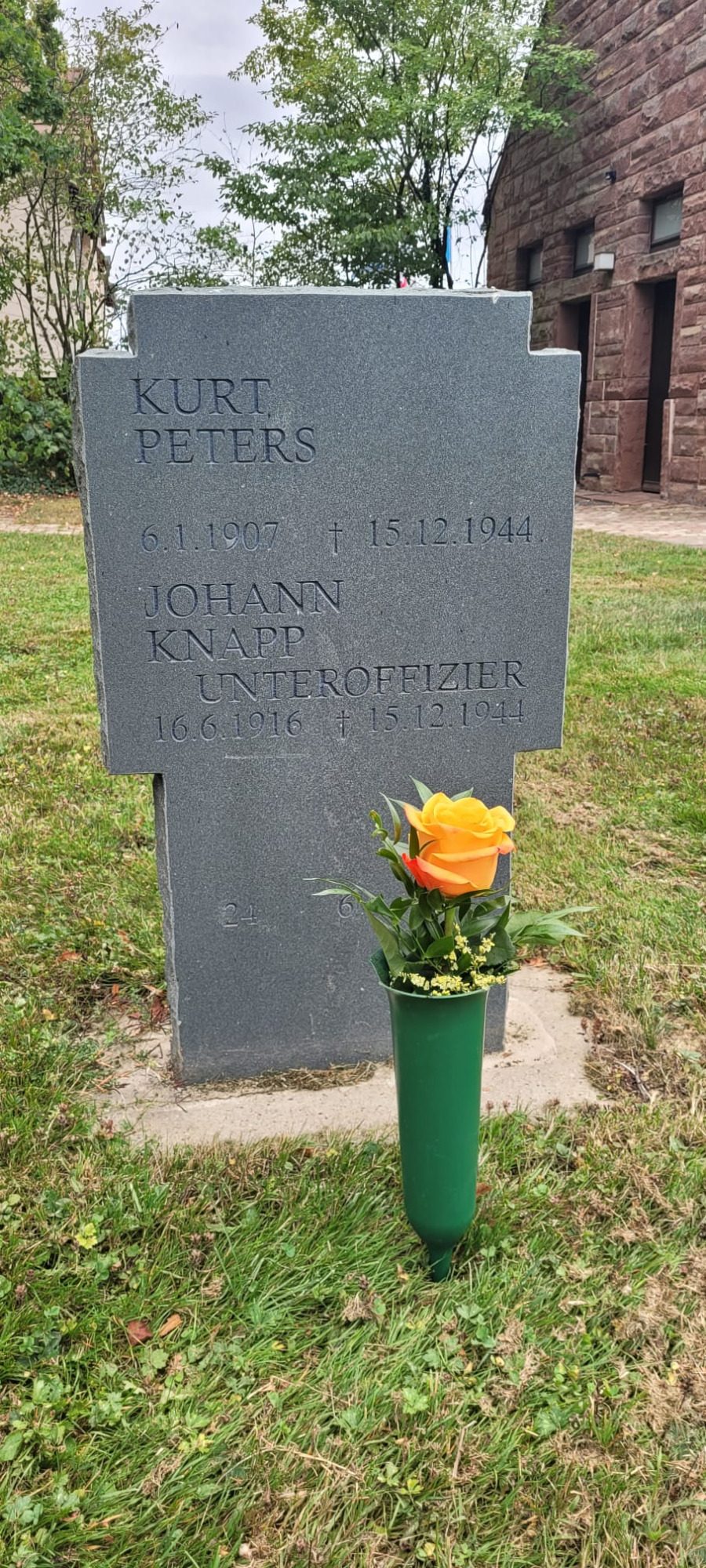 Grabstein von Unteroffizier Johann Knapp auf dem Soldatenfriedhof in Nierbronn-les-Bains