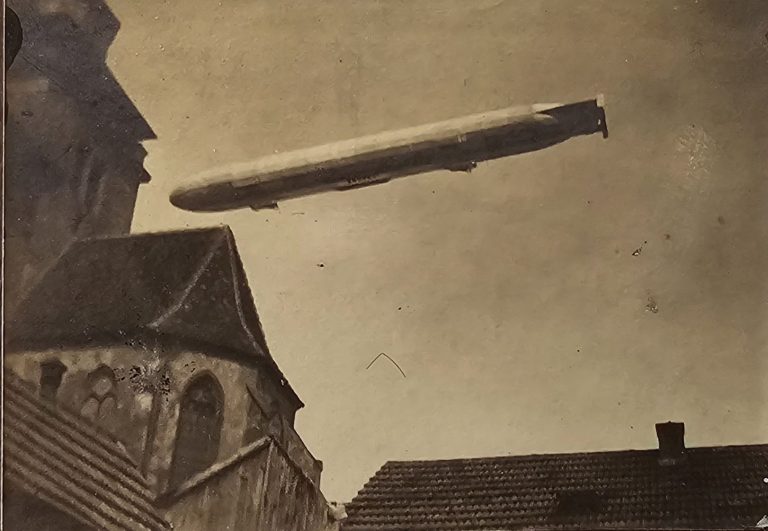 1908: Zur Erinnerung an seinen Erkundungsritt überquert Graf Zeppelin Lauterburg auf dem Weg von Friedrichshafen nach Metz.