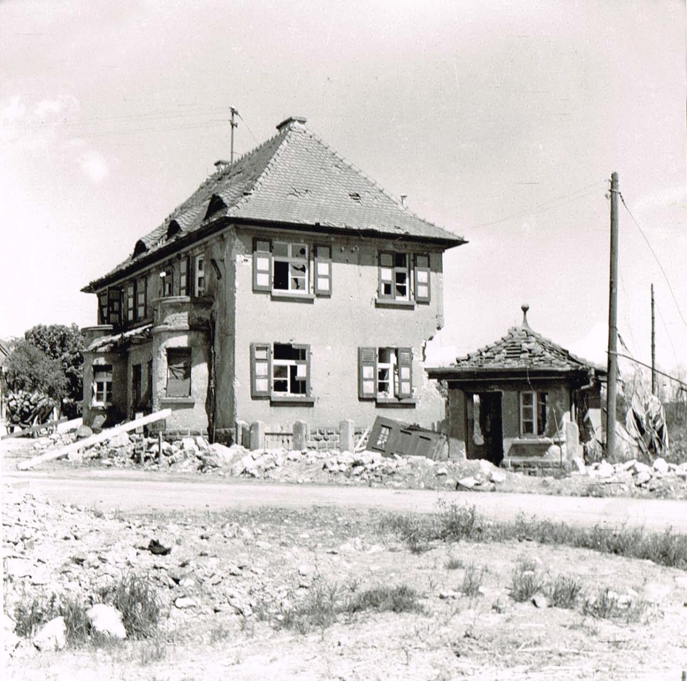 Im 2. Weltkrieg schwer beschädigtes Zollgebäude