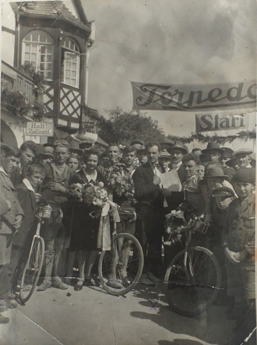 1928, Radrennen. Bildmitte mit Urkunde Oskar T. Lohner, der 1929 nach Chicago/Amerika auswanderte. 1928, Radrennen. Bildmitte mit Urkunde Oskar T. Lohner, der 1929 nach Chicago/Amerika auswanderte.