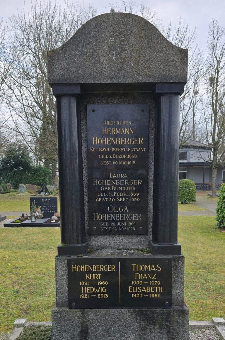 Grabstein von Hermann Hohenberger auf dem Friedhof in Berg/Pfalz.