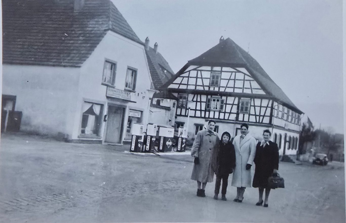 Etwa 1958, Tankstelle und Bayrischer Hof. Davor Familie Buhler aus Lauterburg Etwa 1958, Tankstelle und Bayrischer Hof. Davor Familie Buhler aus Lauterburg