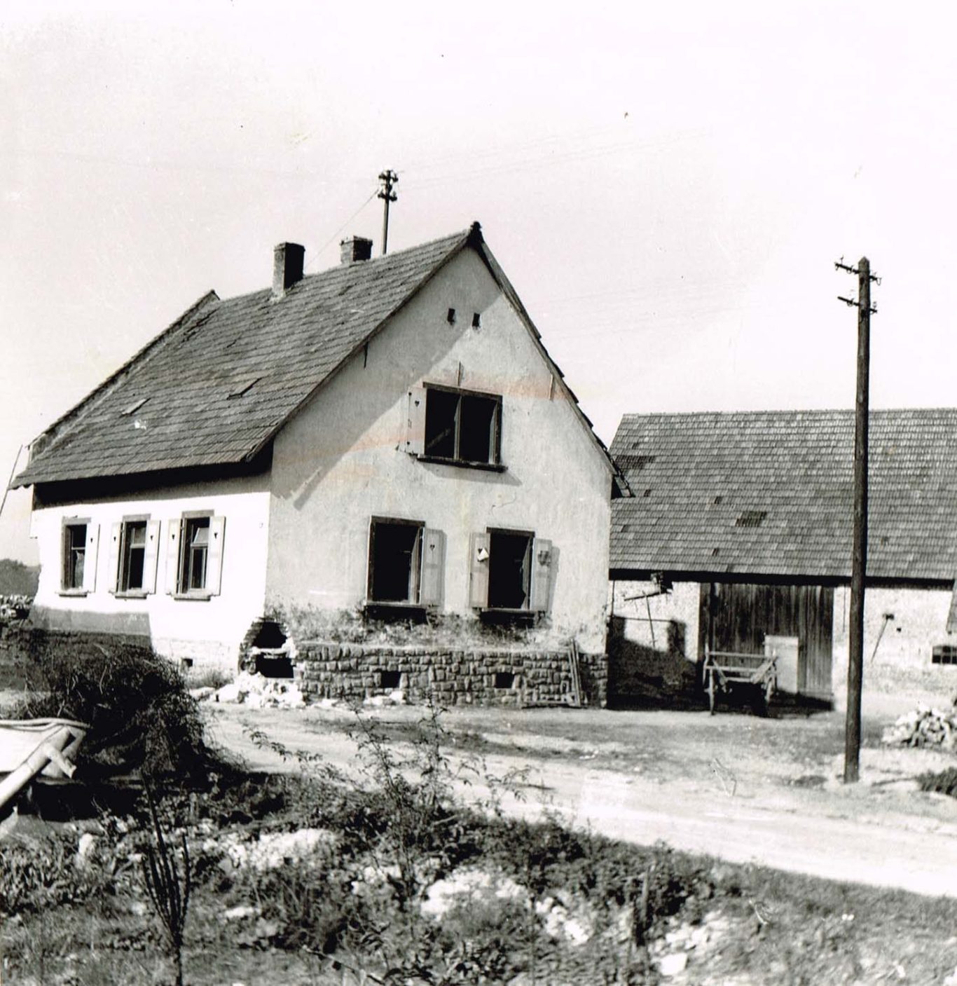 Ein 1909 erbautes Wohnhaus in der Scheibenhardter Straße wurde im Krieg schwer beschädigt. Es wurde nach dem Krieg komplett abgerissen.