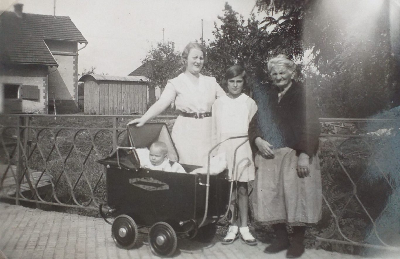 1933, Lauterbrücke, links der Nordbahnhof. Zweite von rechts Maria Lohner (1925-2025), rechts daneben ihre Oma Pauline Wittmer 1933, Lauterbrücke, links der Nordbahnhof. Zweite von rechts Maria Lohner (1925-2025), rechts daneben ihre Oma Pauline Wittmer