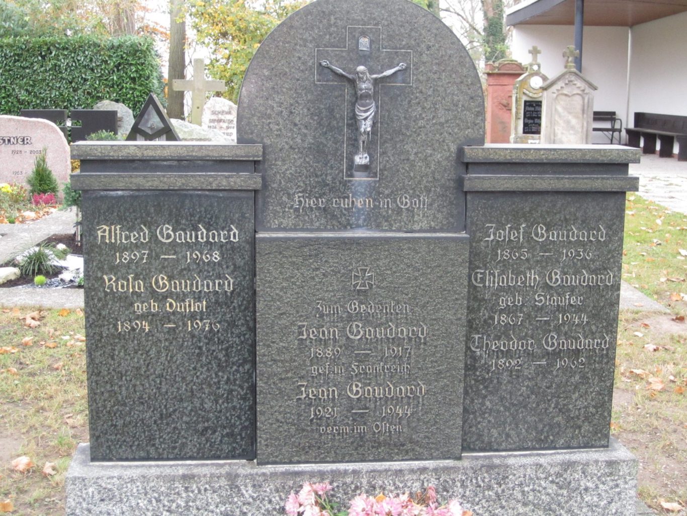 Grabstein der Familie Gaudard auf dem Friedhof in Berg
