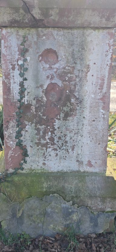 Feldkreuz Rückseite mit Einschüssen