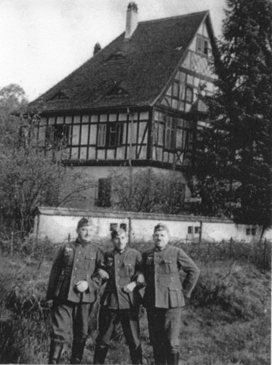 Deutsche Soldaten vor dem Forsthaus