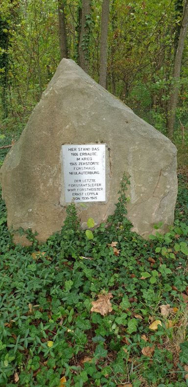 Forsthaus, Gedenkstein, 2005
