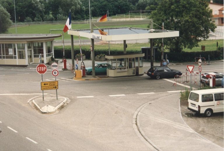 Neue Fahrbahnüberdachung am Zollübergang.