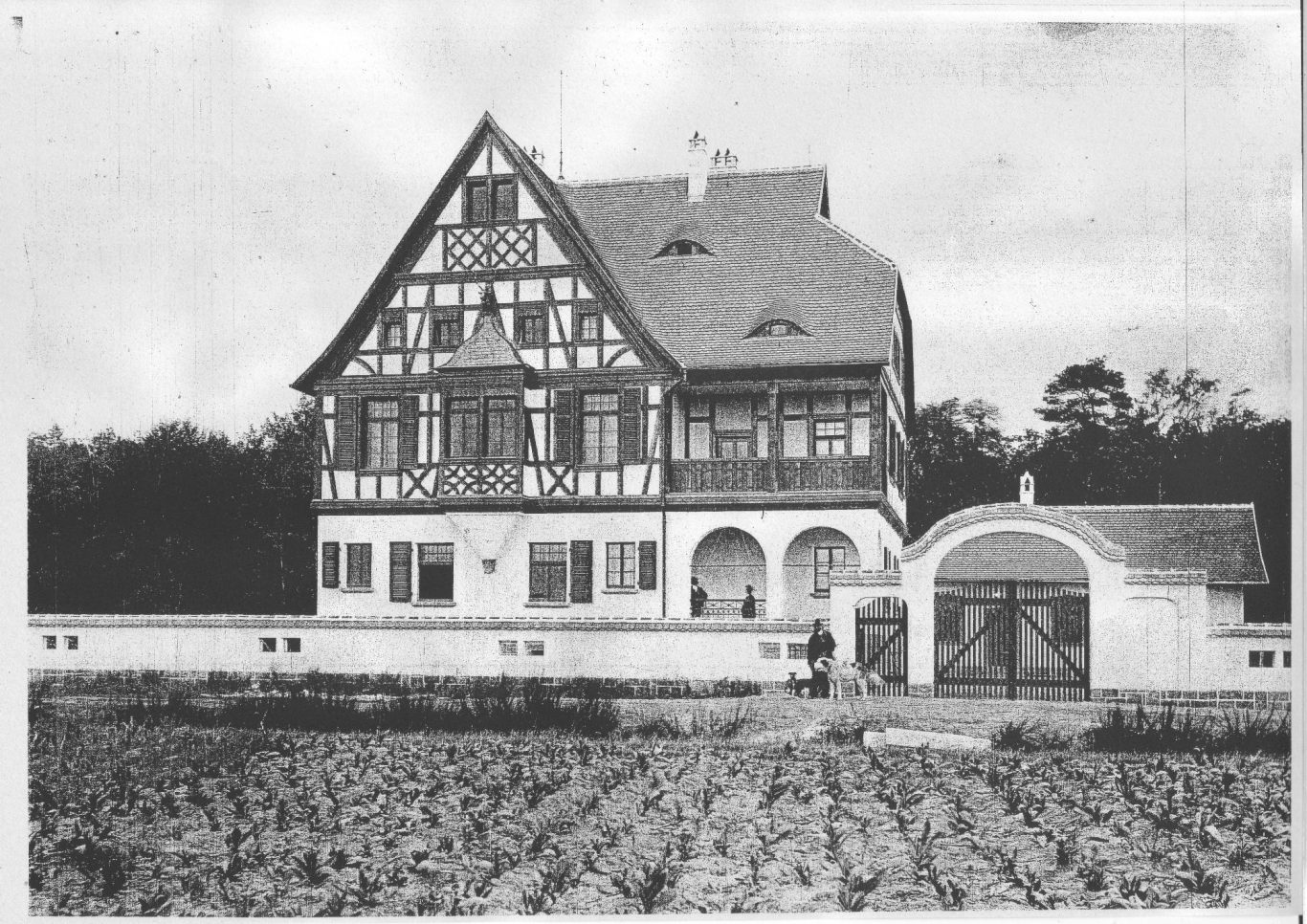 Das 1945 schwer beschädigte Forsthaus