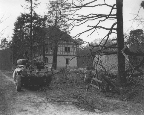 Allierte Truppen vor dem Forsthaus