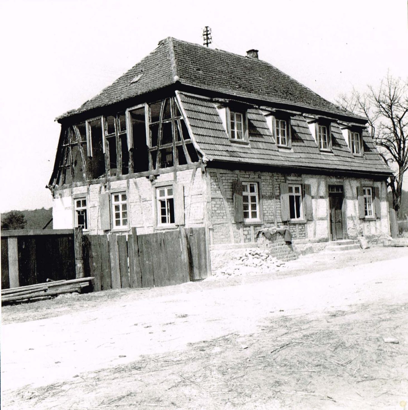 Kriegsbeschädigtes Haus in der Kandeler Straße